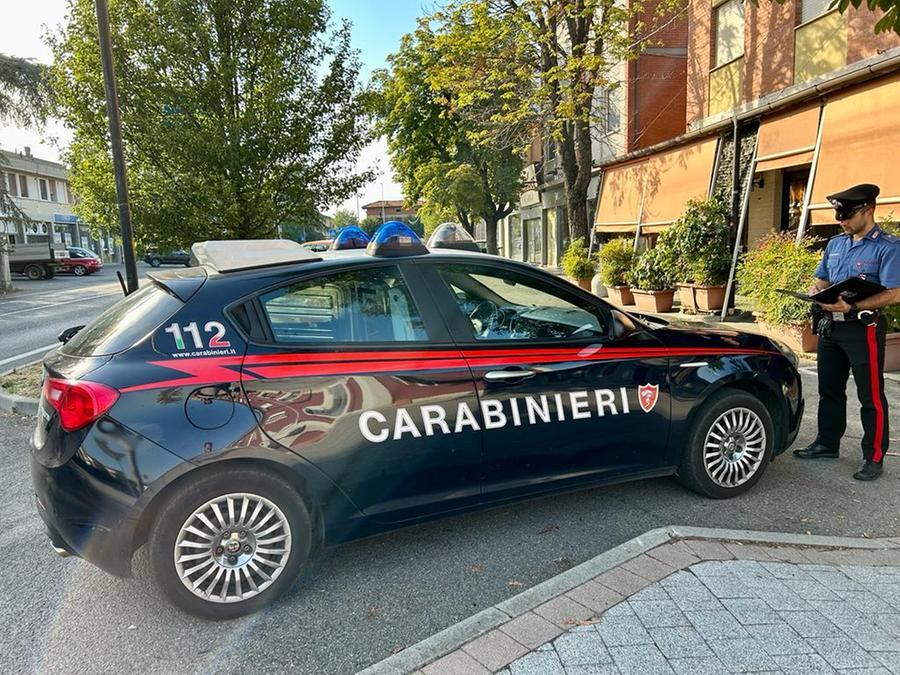 Scandiano, lite al bar tra due donne finisce in rissa: volano sedie e bicchieri