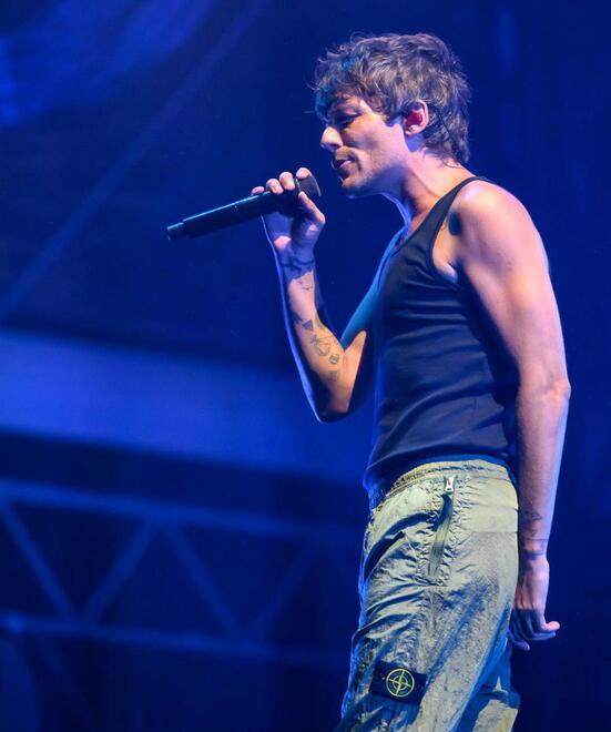 Lido di Camaiore tutti pazzi per Louis Tomlinson: Migliaia in festa e con senso civico