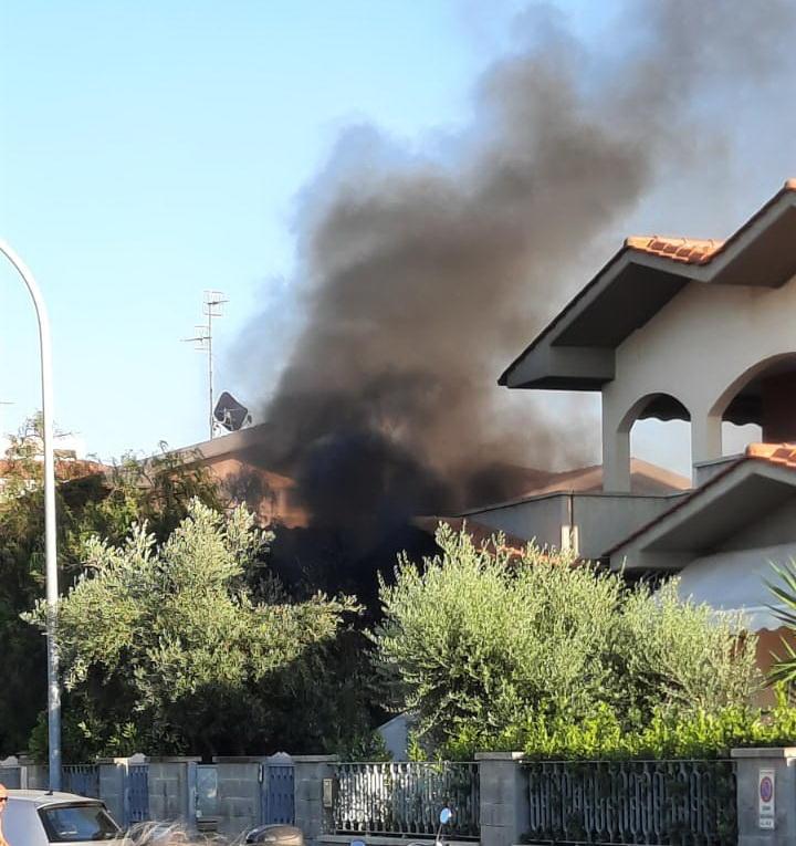 Il denso fumo visibile a distanza (foto Giorgio)