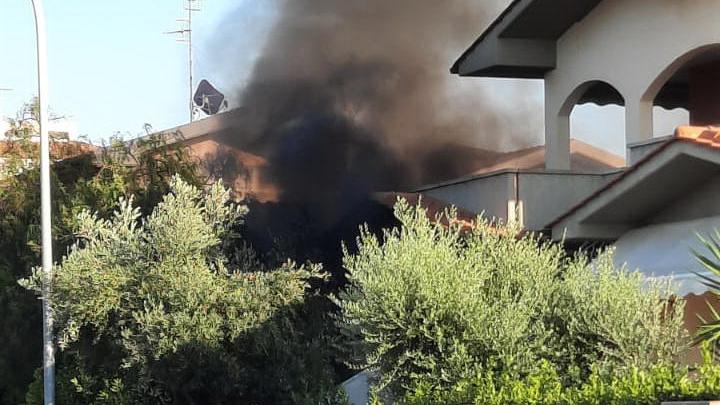 Il denso fumo visibile a distanza (foto Giorgio)