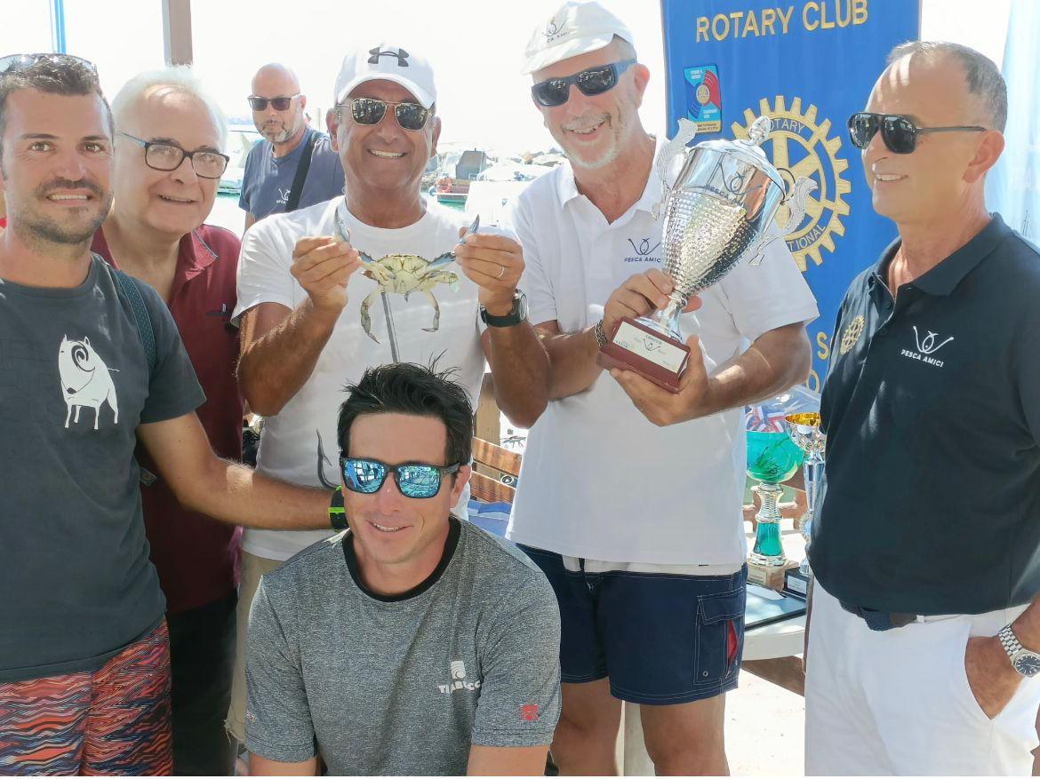 I protagonisti di Pesca Amici insieme al popolare presentatore Carlo Conti, testimonial dell’evento benefico