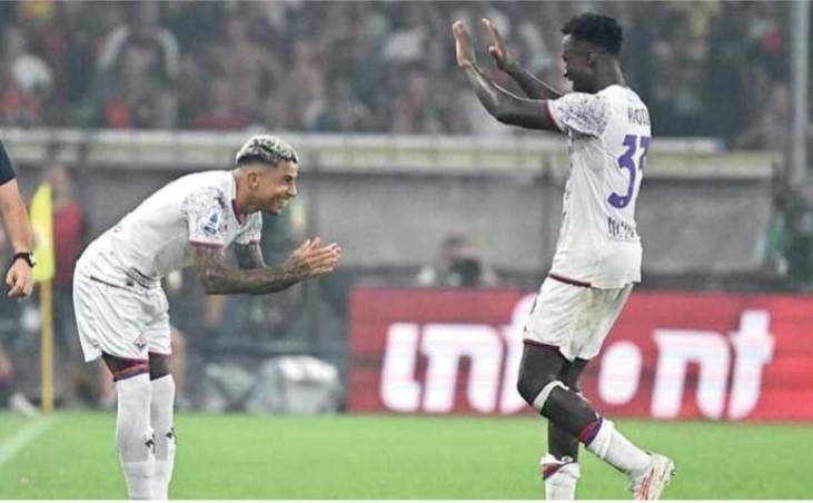 
	L&rsquo;inchino di Dod&ocirc; a Kayode al momento del cambio, a Marassi

