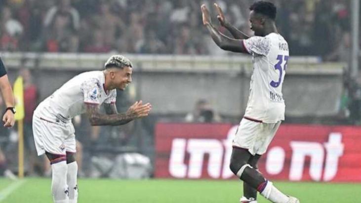 L’inchino di Dodô a Kayode al momento del cambio, a Marassi