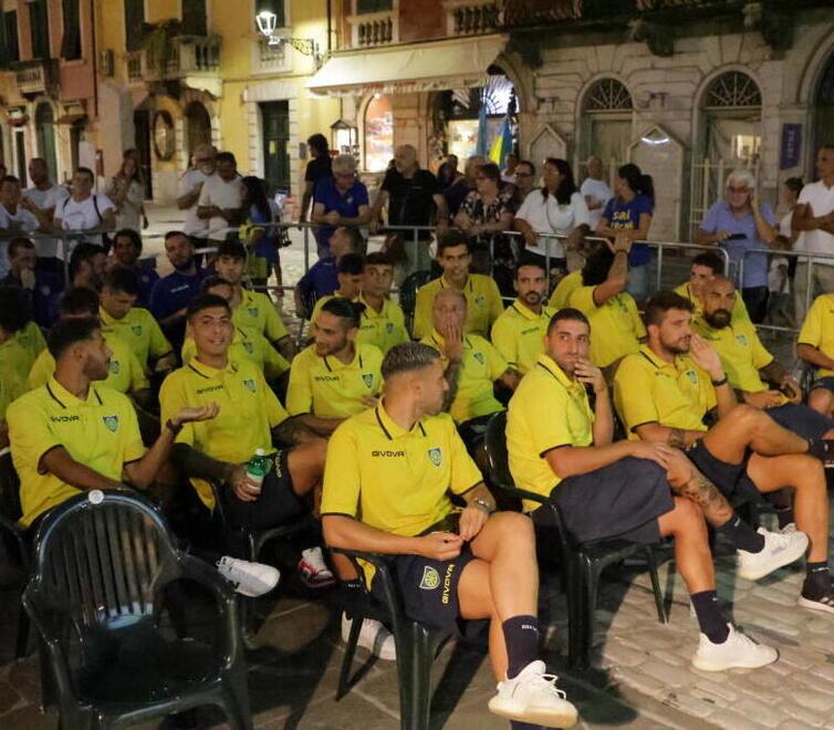 I giocatori della Carrarese in piazza Alberica