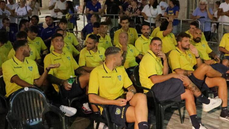 I giocatori della Carrarese in piazza Alberica