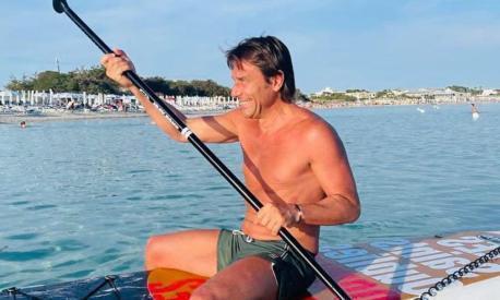 Il Sup conquista i vip: da Bruce Springsteen a Figo e Conte, volti noti sulla tavola tra relax e sport