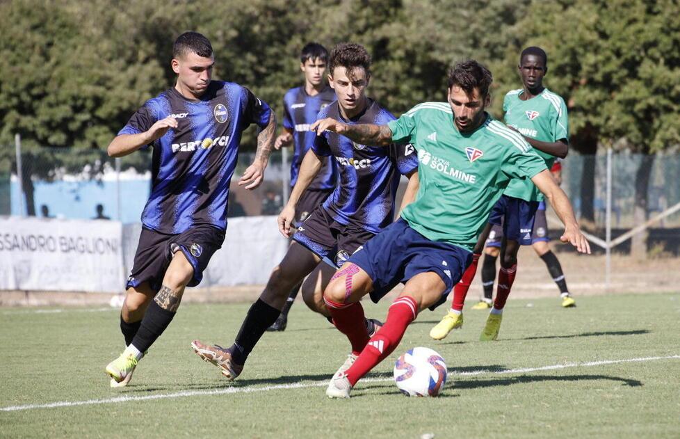 Maicol Origlio protegge la palla dall’attacco dei giocatori dell’Atletico Piombino (foto UsFg)