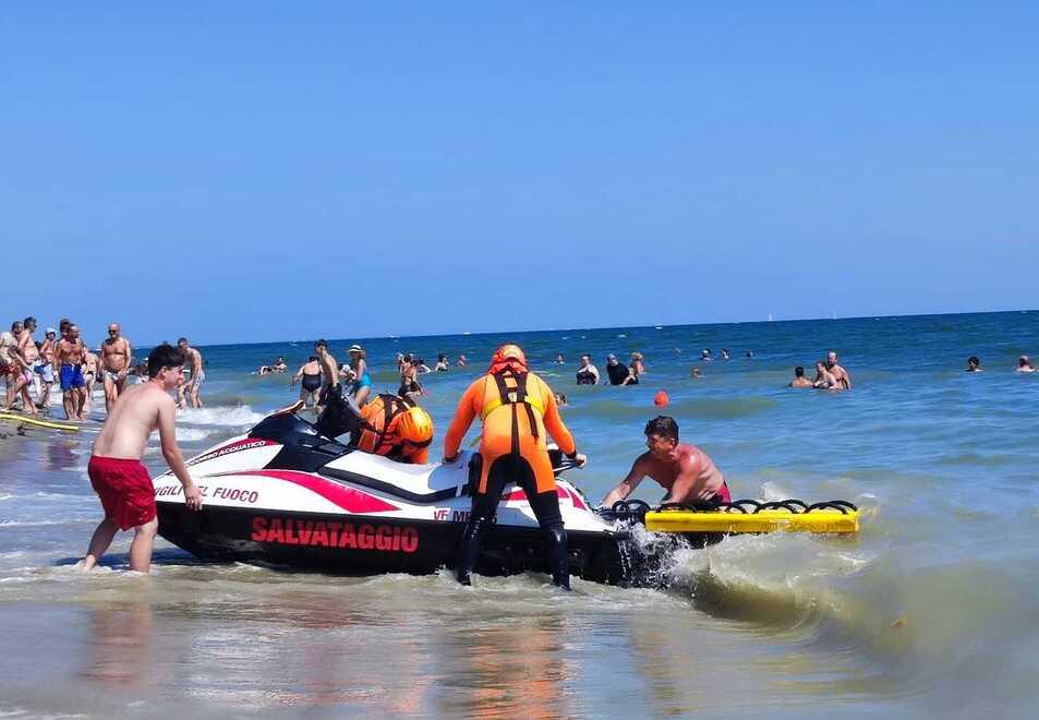 Lido Spina, soccorsi al catamarano danneggiato