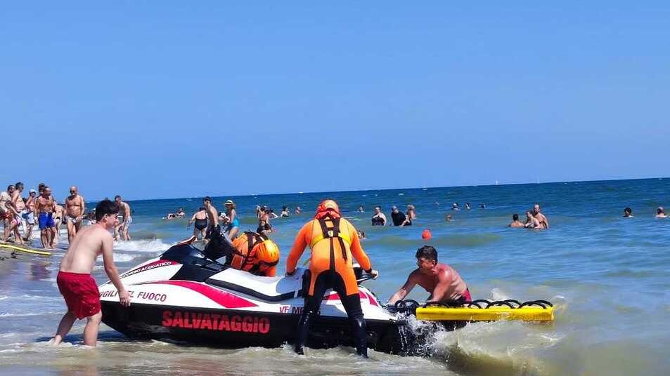 Lido Spina, soccorsi al catamarano danneggiato