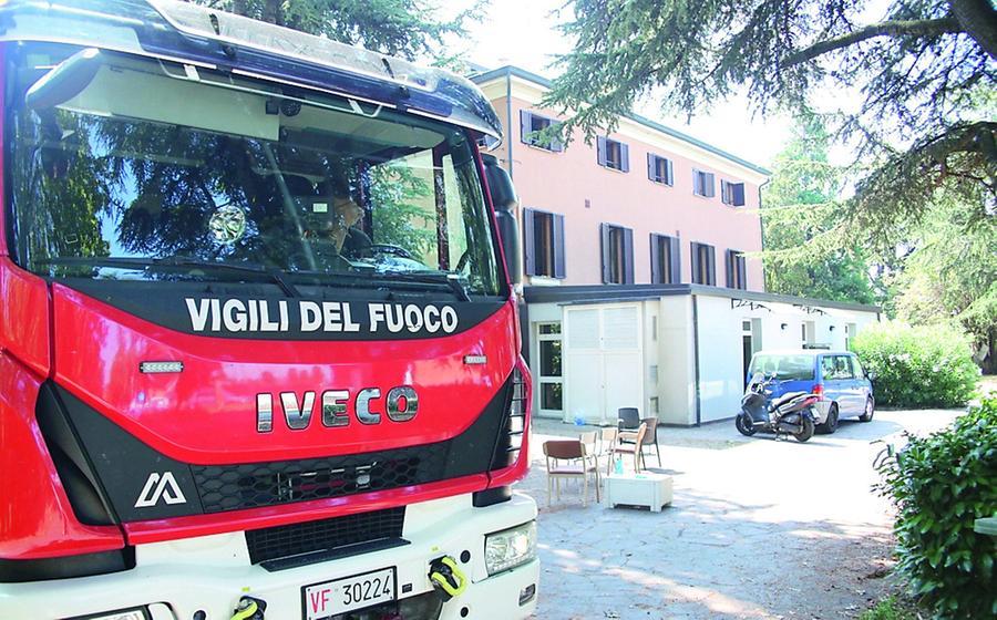 Scatena un incendio in una stanza del centro la Ginestra