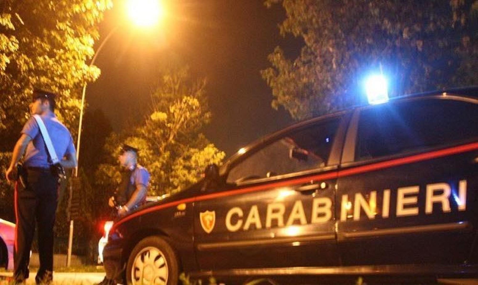 Due carabinieri di pattuglia (foto d'archivio)