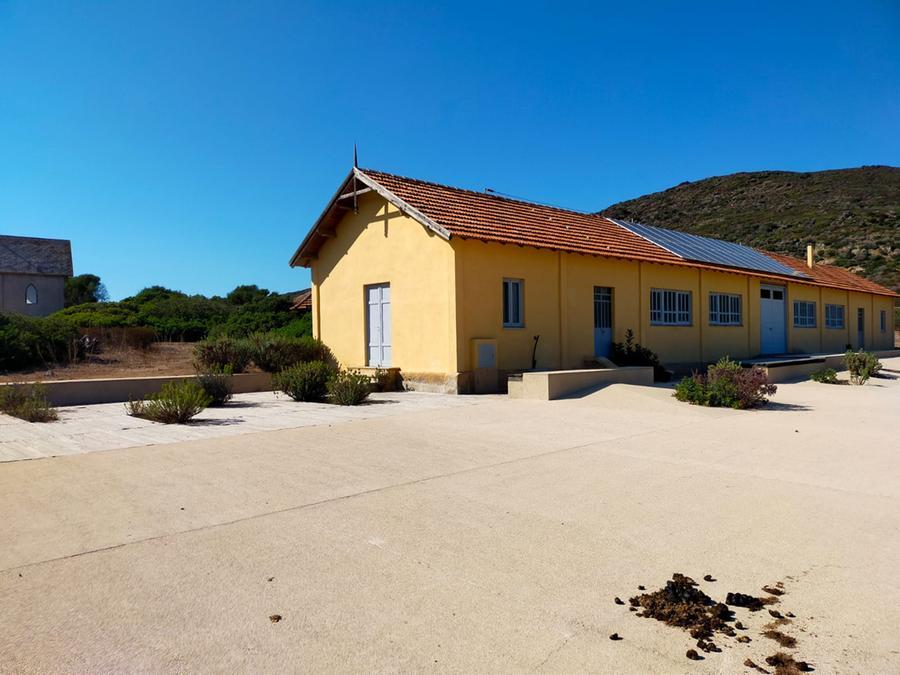 All’Asinara i mezzi elettrici del Comune sono abbandonati nel capannone da anni