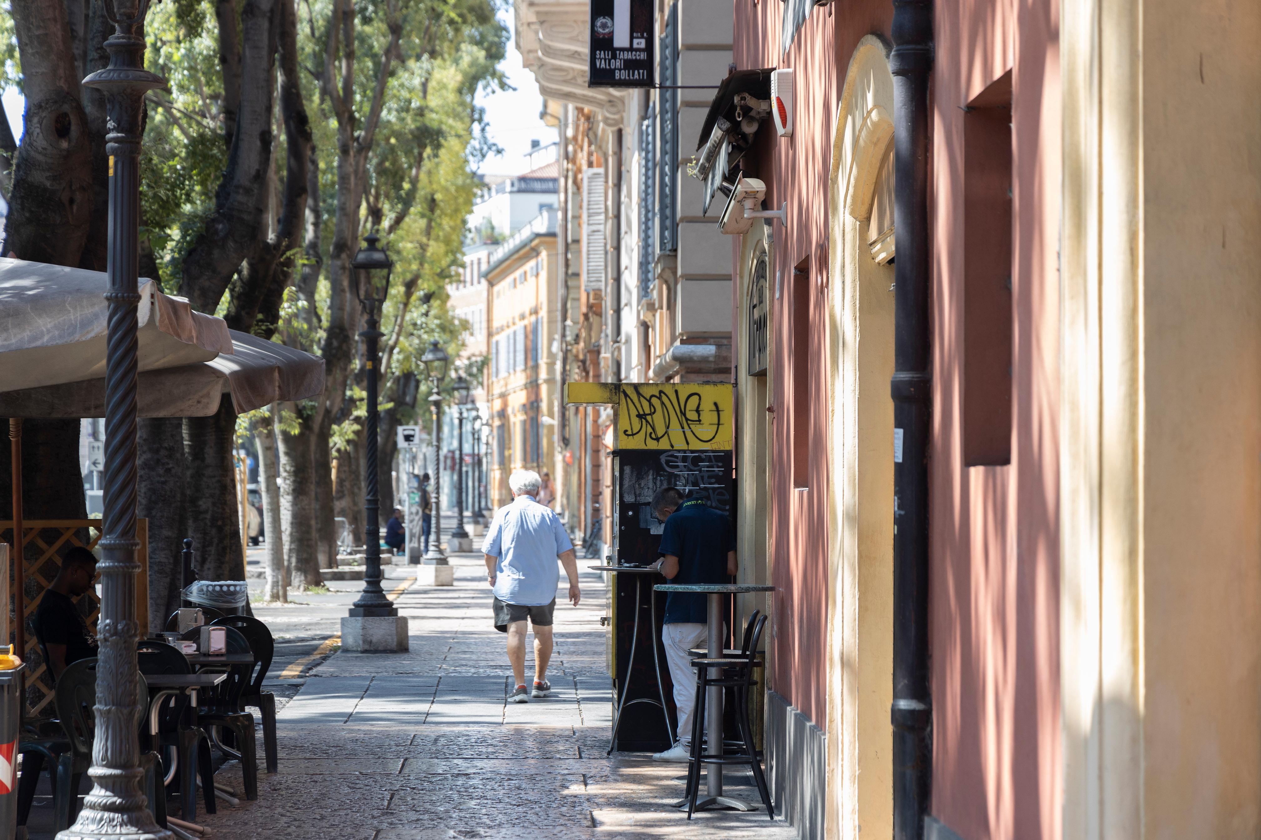 Modena. I negozianti barricati dentro: «Abbiamo paura di uscire»