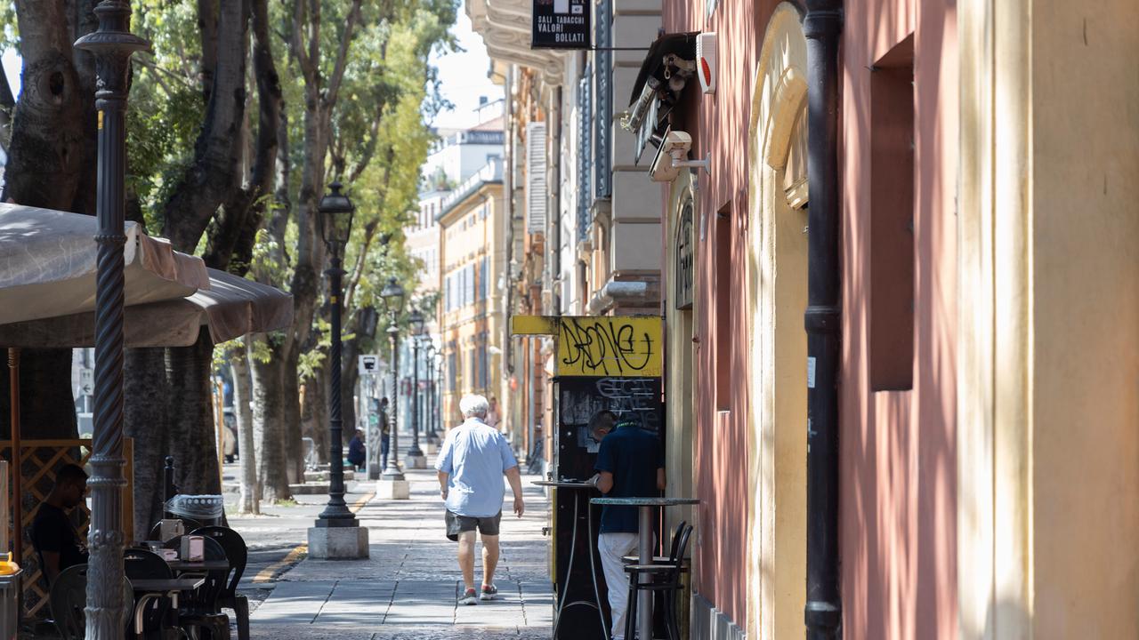 Modena. I negozianti barricati dentro: «Abbiamo paura di uscire»