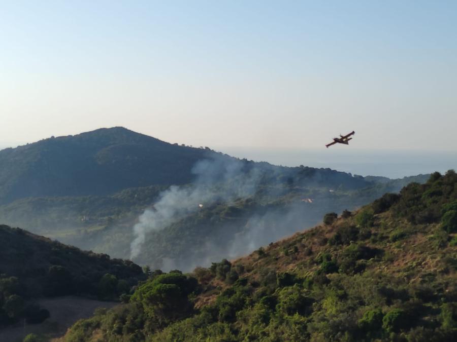 Elba, notte di terrore per l’incendio a Rio: centinaia di evacuati, in mattinata il miglioramento – Video