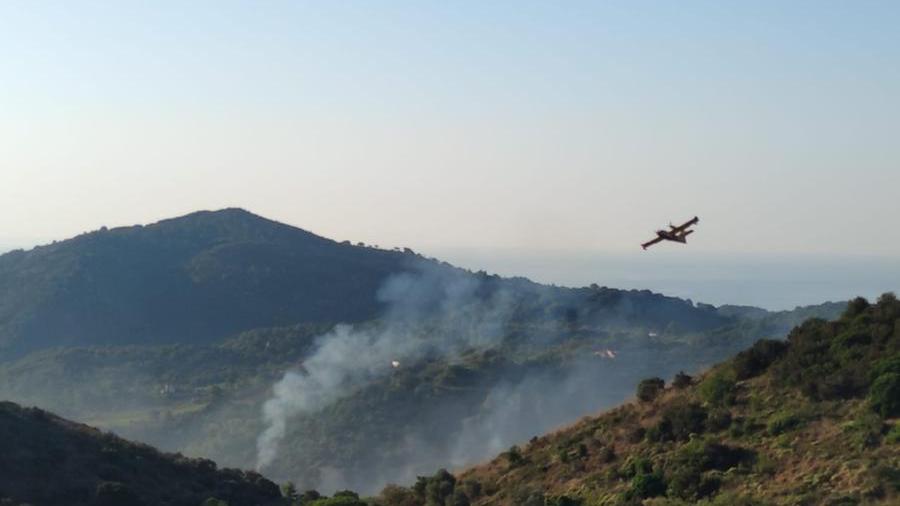Elba, notte di terrore per l’incendio a Rio: centinaia di evacuati, in mattinata il miglioramento – Video