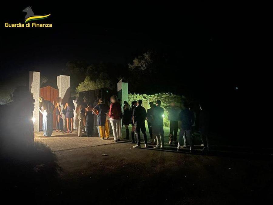 Chiusa discoteca abusiva in una mega villa a Porto Cervo, 27enne romano nei guai