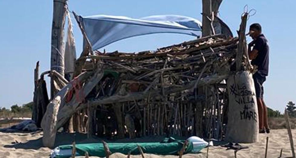 Vecchiano, una capanna di legni in spiaggia con la firma: “La nostra villa al mare”