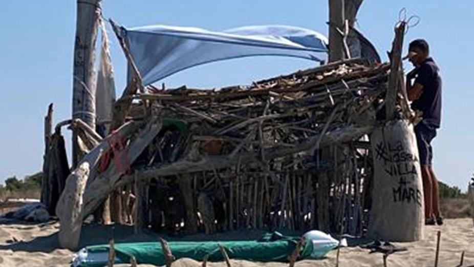 Vecchiano, una capanna di legni in spiaggia con la firma: “La nostra villa al mare”