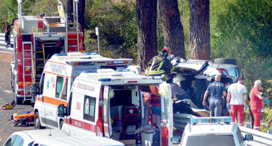 
	I soccorsi sull&rsquo;auto ribaltata

