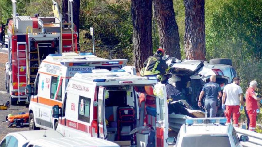 I soccorsi sull’auto ribaltata