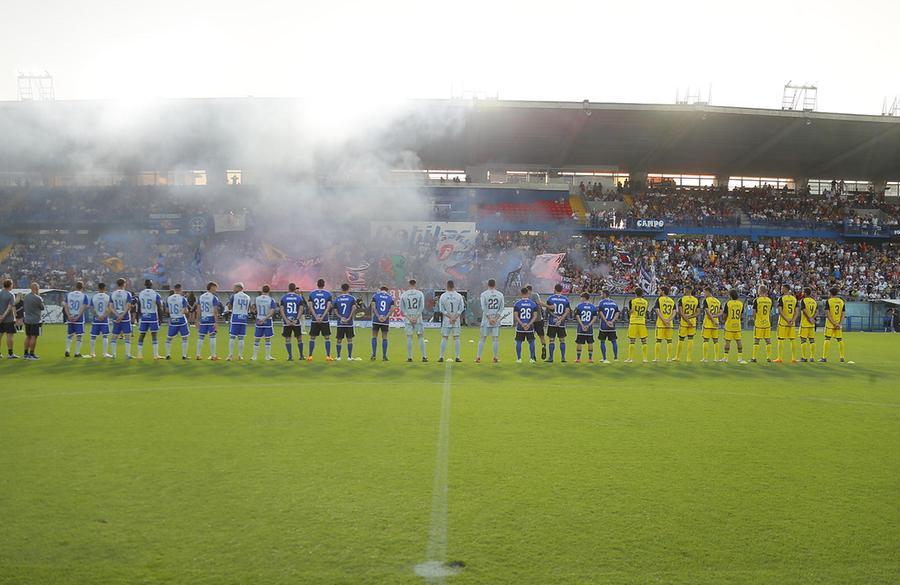 
	Il Pisa schierato sul terreno dell&rsquo;Arena raccoglie l&rsquo;abbraccio del suo popolo: squadra e tifosi marceranno insieme (fotoservizio Fabio Muzzi)

