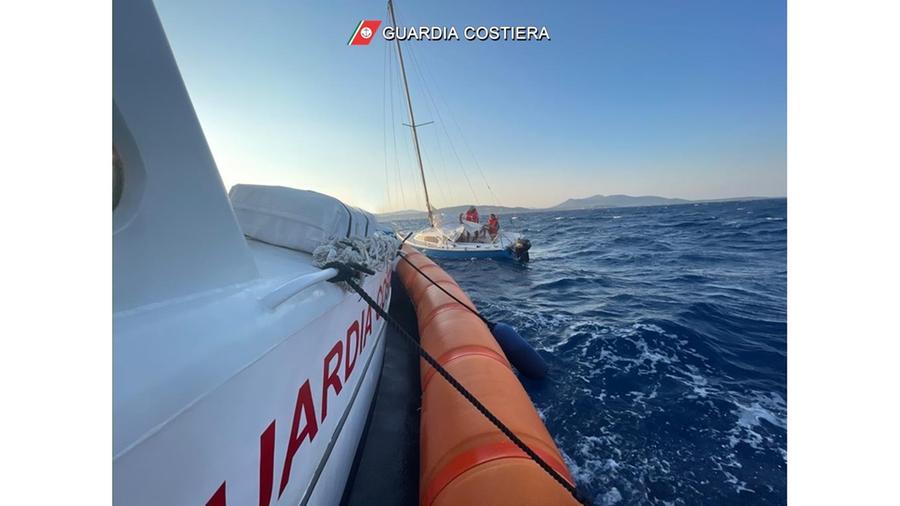 Coppia con bimba di 2 anni alla deriva nel mare in tempesta: salvati dalla Guardia costiera di Alghero