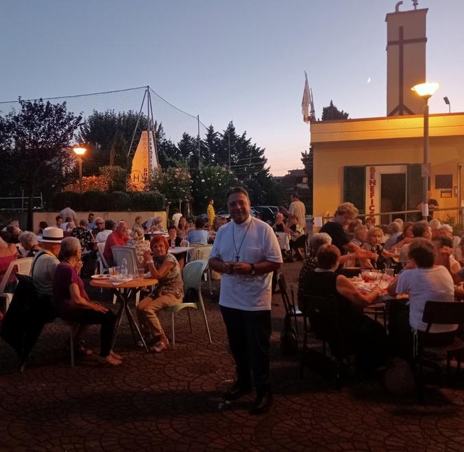 Don Luigi sul piazzale di Santa Rita nella prima serata solidale