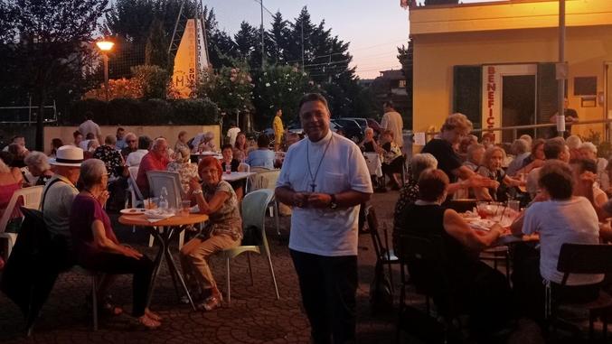 Don Luigi sul piazzale di Santa Rita nella prima serata solidale