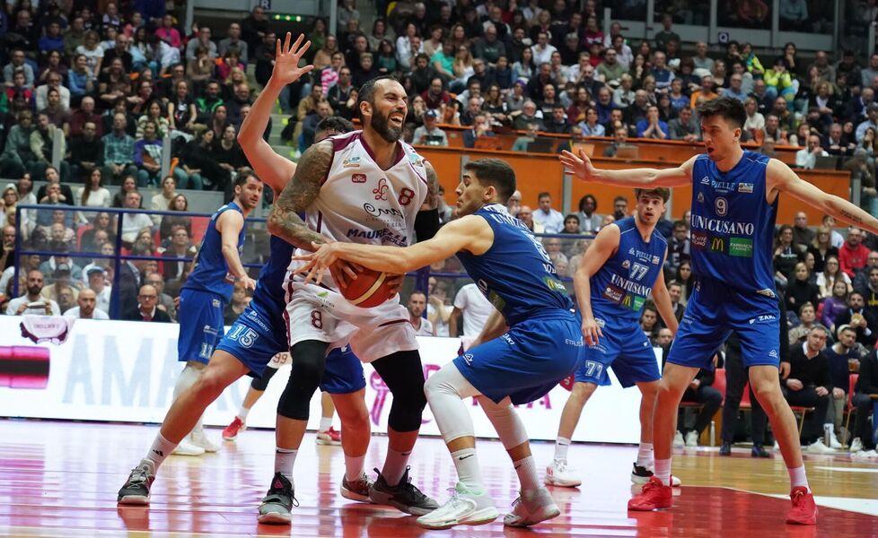 Fantoni e Rubbini si contendono la palla nel derby di campionato della scorsa stagione