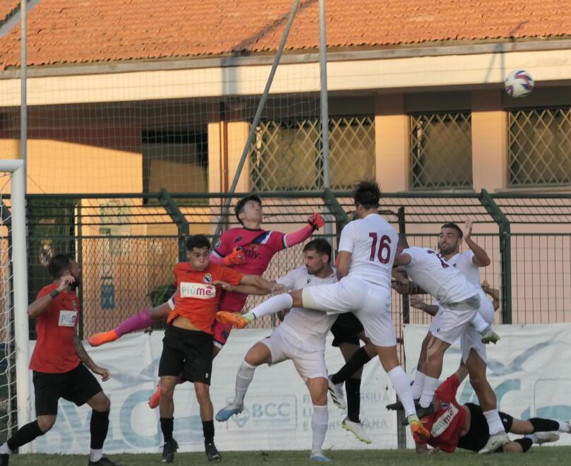 Un’azione della gara amichevole tra Real Forte Querceta e Livorno di dieci giorni fa (foto Roberto Paglianti)