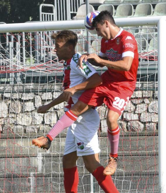 Riccardo Moscatelli impegnato in un duello aereo durante l’allenamento congiunto disputato l’altro giorno con l’Atletico Maremma (foto Agenzia Bf)