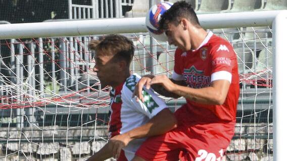 Riccardo Moscatelli impegnato in un duello aereo durante l’allenamento congiunto disputato l’altro giorno con l’Atletico Maremma (foto Agenzia Bf)