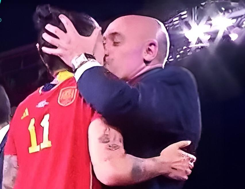 Il bacio dello scandalo tra il presidente Rubiales e la Hermoso