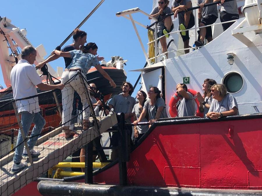 
	Le assessore Spinelli e Monni salutano l'equipaggio della Open Arms

