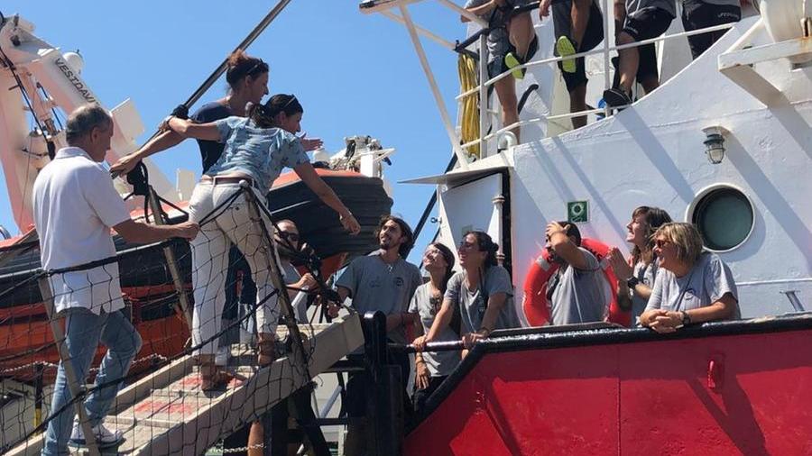 Le assessore Spinelli e Monni salutano l'equipaggio della Open Arms