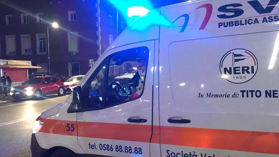 Livorno, trovato a terra con una ferita alla testa: grave un uomo<br>