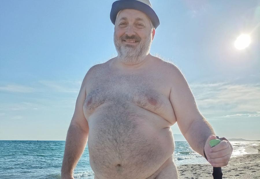 Is Arenas, blitz della Guardia costiera per far rivestire i nudisti