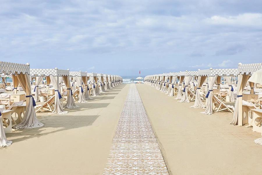 
	La spiaggia dell&rsquo;Alpemare con la passerella griffata da Vuitton

