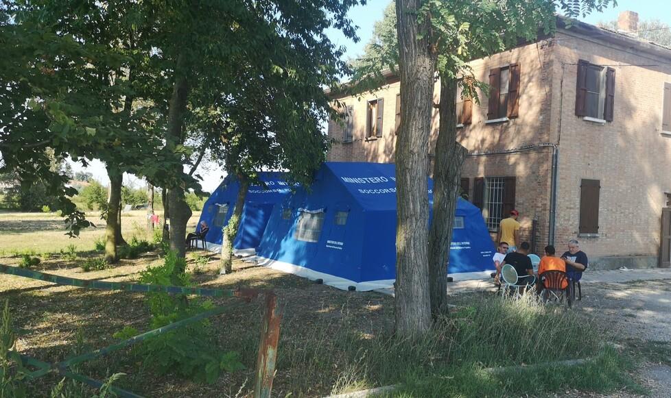 Migrantes em Ferrara, lugares ocupados e primeiras tendas aparecem