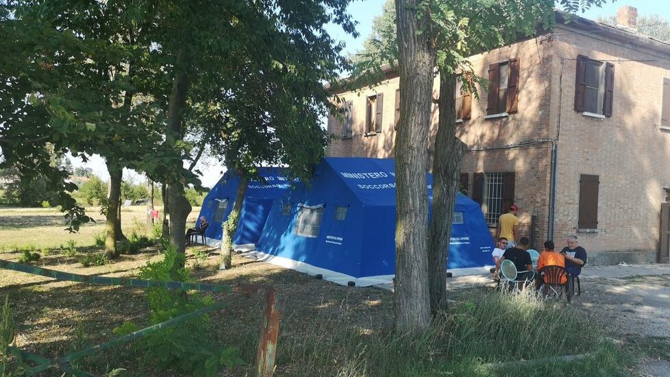 Migrantes em Ferrara, lugares ocupados e primeiras tendas aparecem