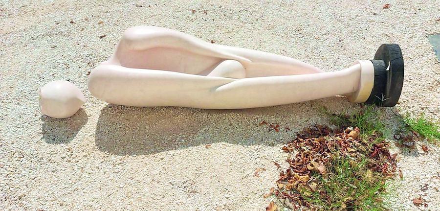 Tentano di rubare una statua