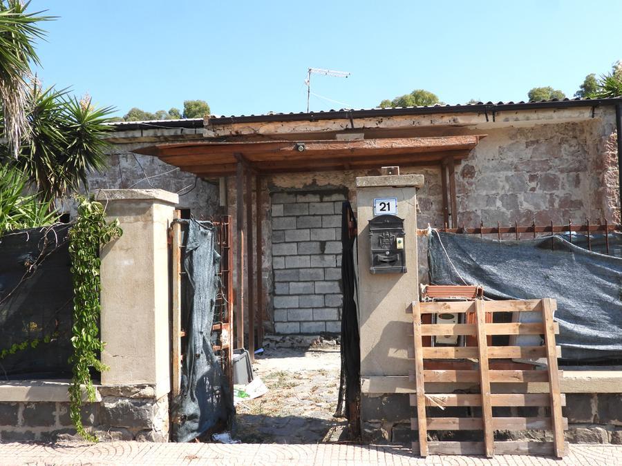 
	L'edificio murato ieri dagli operai del comune

