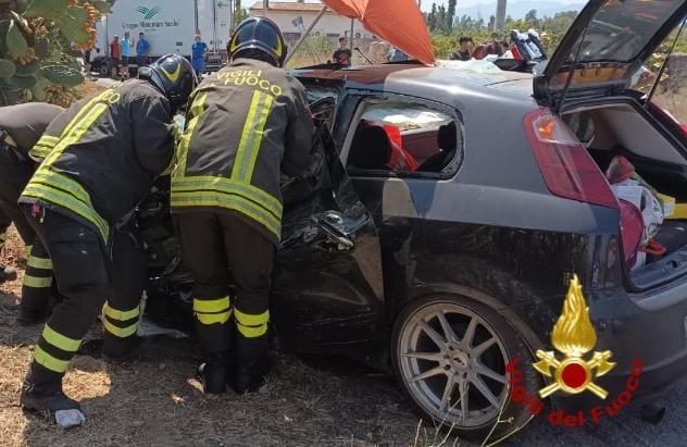 Cagliari, auto contro furgone: un uomo in codice rosso