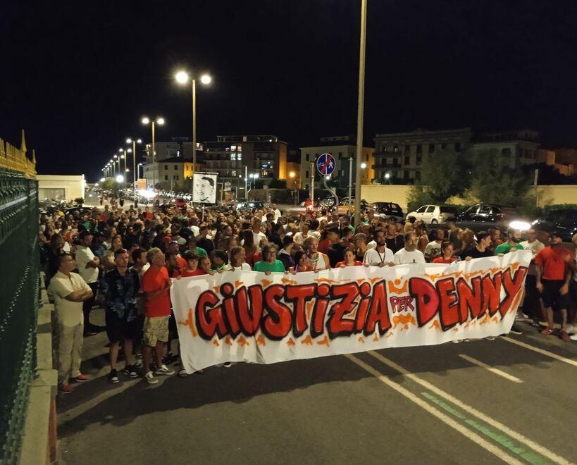 Livorno, corteo in memoria di Magina a un anno dalla morte: «Giustizia per Denny» – Video