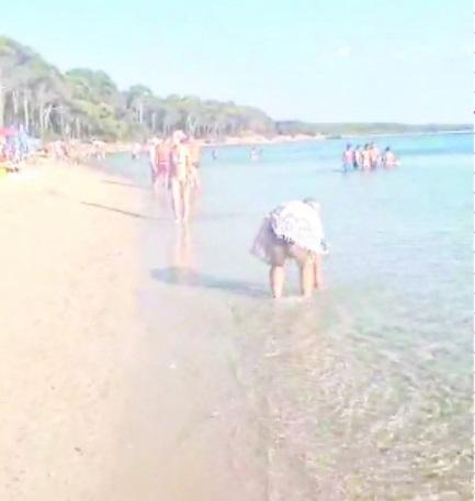 Alghero, ruba i sassolini dalla spiaggia e come Pollicino li rimette a posto