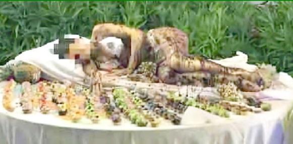 Donna “al cioccolato” nel buffet: bufera su un albergo di Golfo Aranci