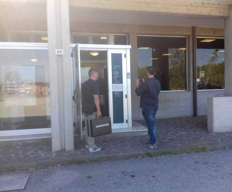 Comacchio, sotto scacco i rapinatori della Bper: uscirono con un bottino di 121mila euro