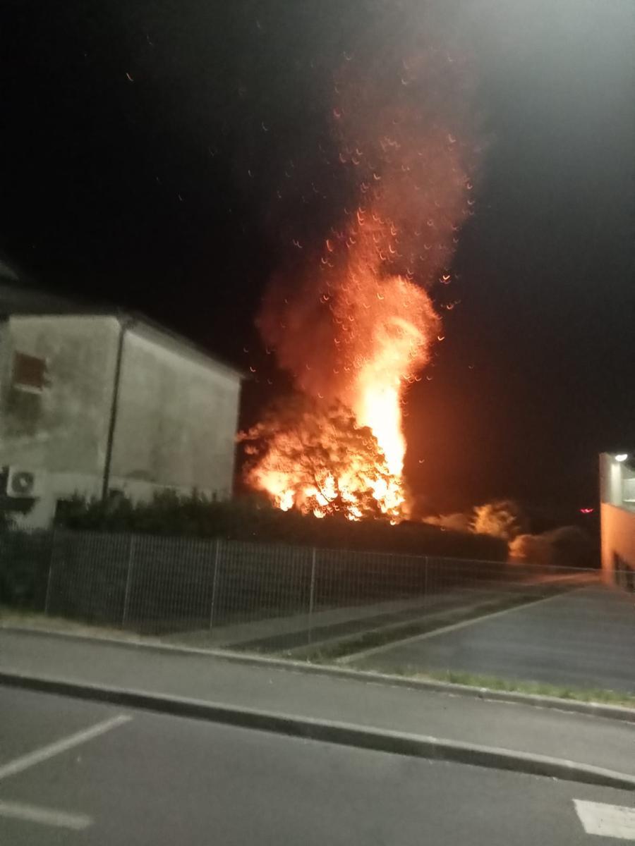 Montecatini, a fuoco delle baracche vicino alla nuova Esselunga, tre persone evacuate