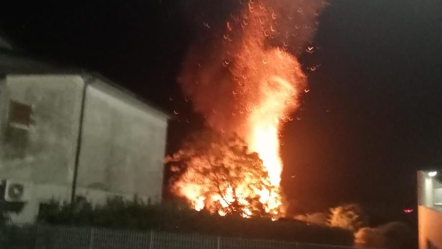 Montecatini, a fuoco delle baracche vicino alla nuova Esselunga, tre persone evacuate